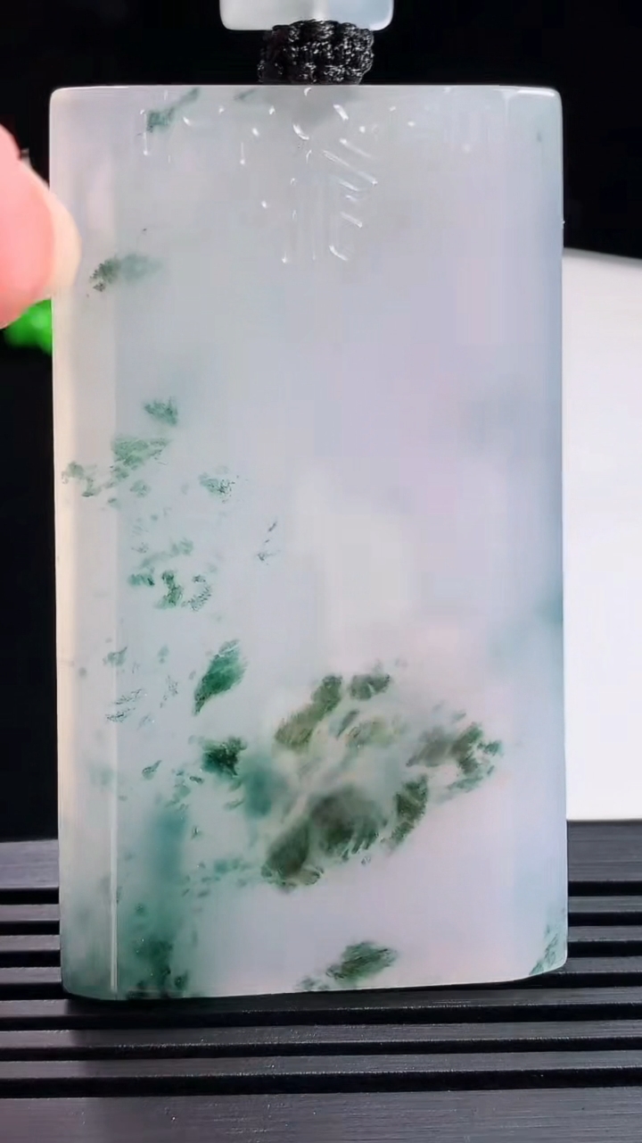天然A货翡翠种飘花仿古无事牌吊坠，尺寸64-38-5.8 重量:49.83g
6月18日