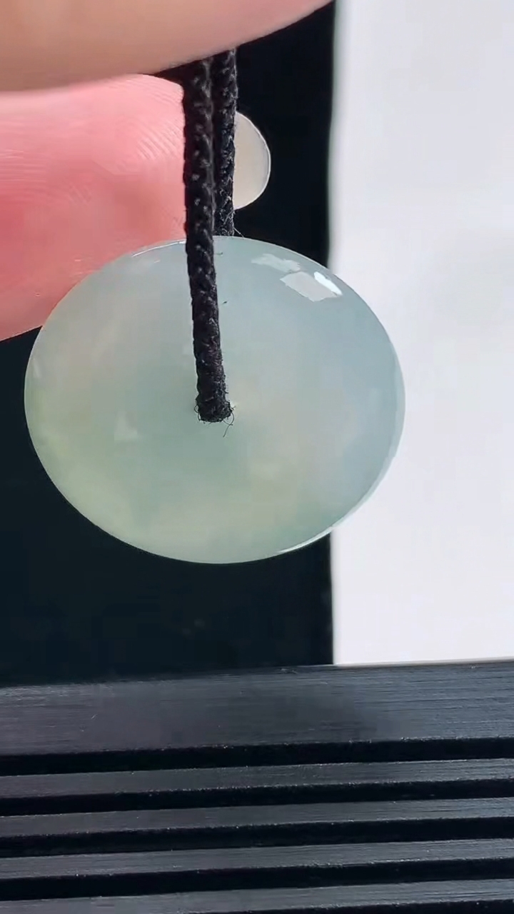天然A货翡翠平安扣吊坠，尺寸23-5.2 重量:5.82g
6月18日
