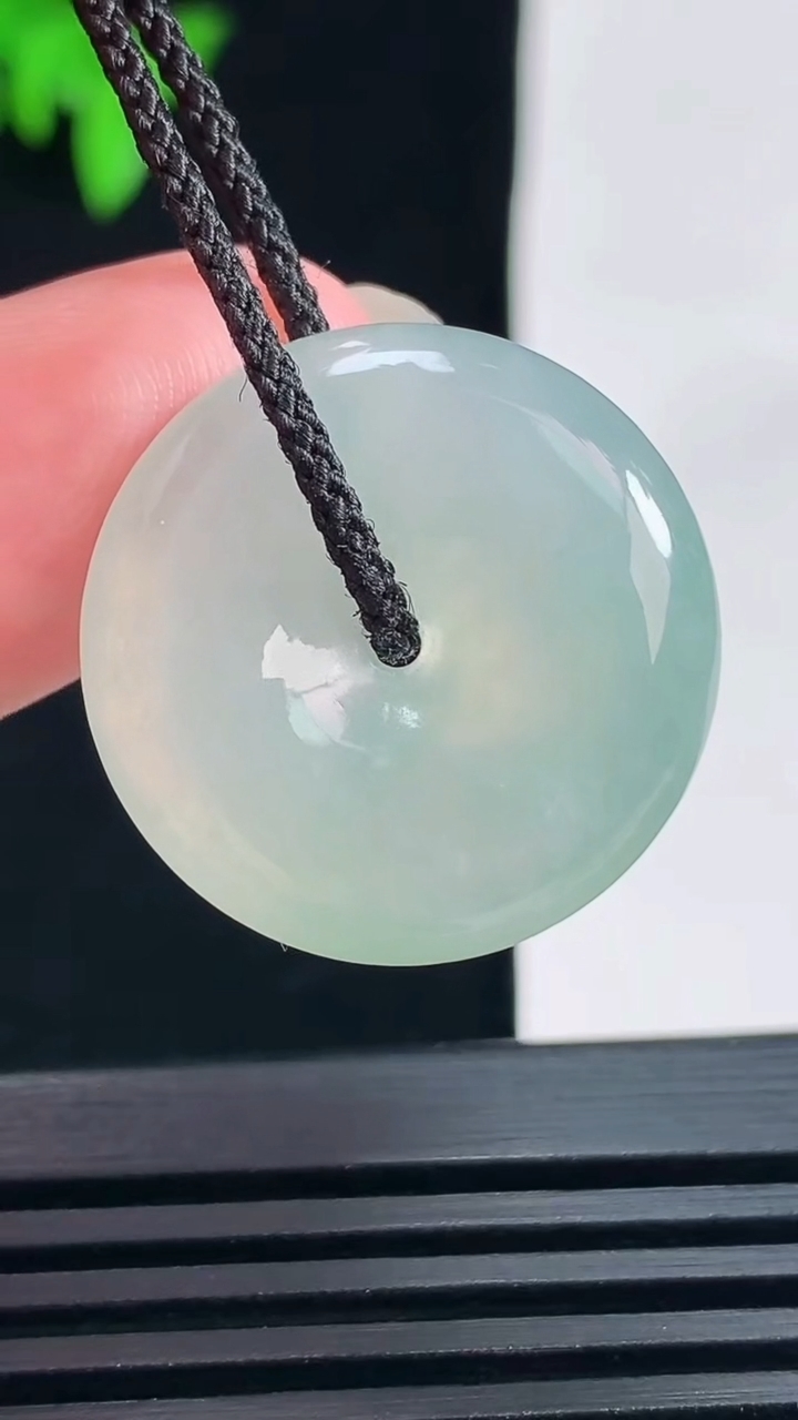 天然A货翡翠平安扣吊坠，尺寸23-5.2 重量:5.82g
6月18日