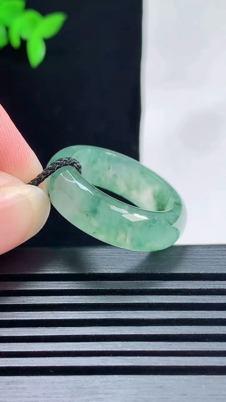 天然A货翡翠飘花玉指环 戒指，尺寸19-7-3.2 重量:5.03g2026年6月18日
工厂直销收藏佳品,种好水足，色泽均匀，有种有色，上手高大气！