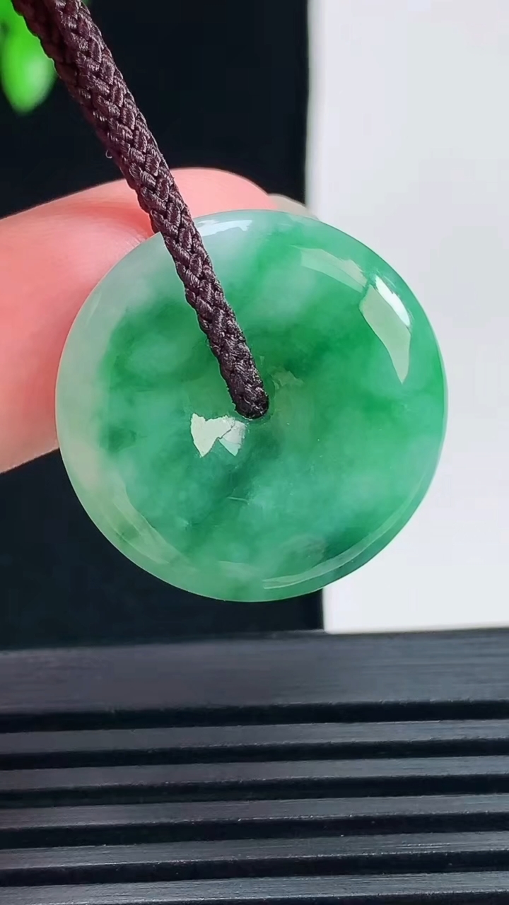 天然A货翡翠平安扣吊坠，尺寸23.6-5.2 重量:6.16g
6月18日