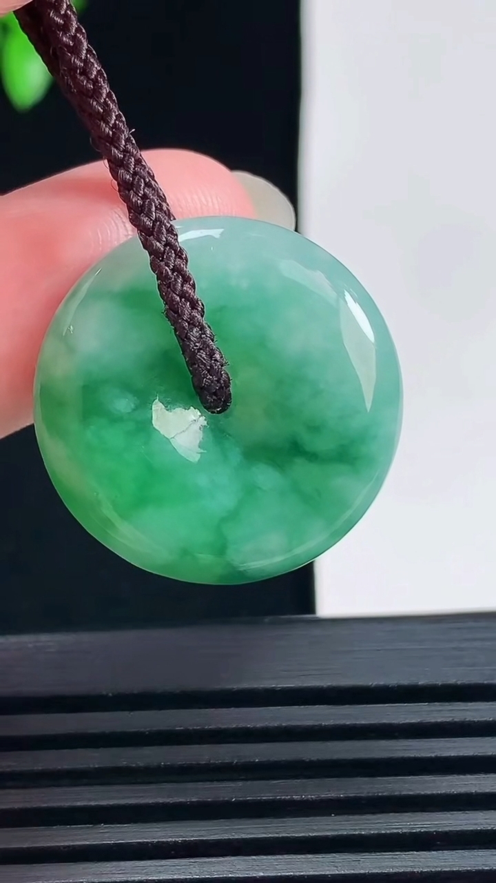 天然A货翡翠平安扣吊坠，尺寸23.6-5.2 重量:6.16g
6月18日