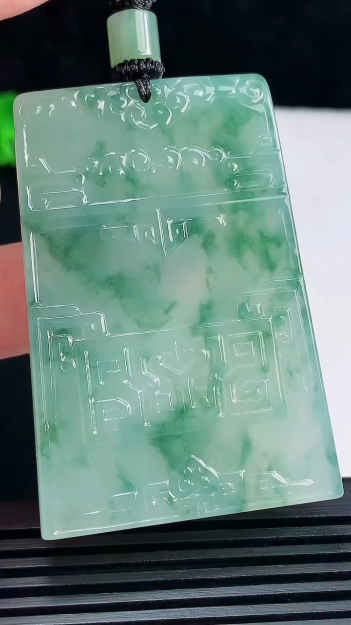 天然A货翡翠冰种飘花仿古无事牌吊坠，尺寸57-39.5-5.2 重量:39.79g
6月18日