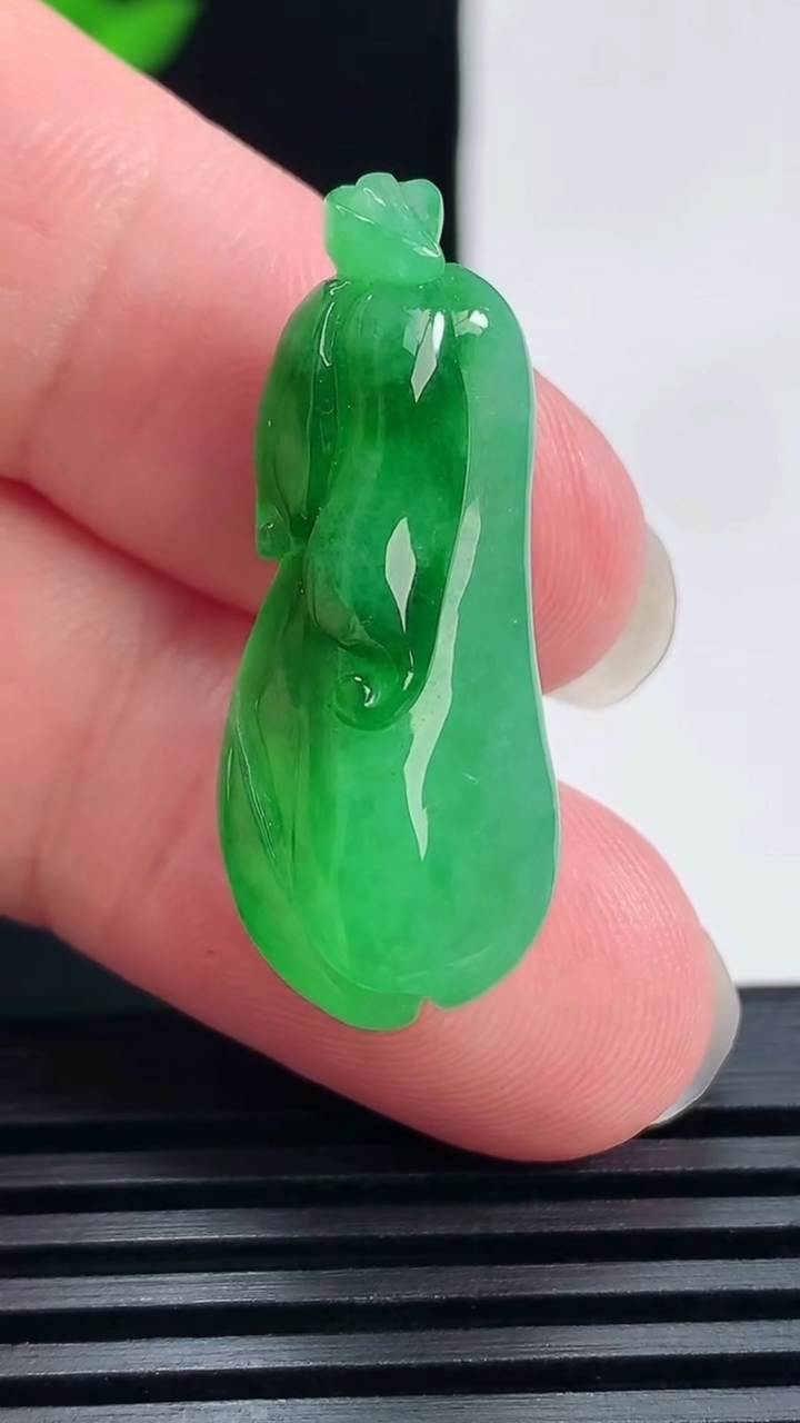 天然A货翡翠佛手瓜吊坠，尺寸31.6-13-9.2 重量:6.00g
6月18日