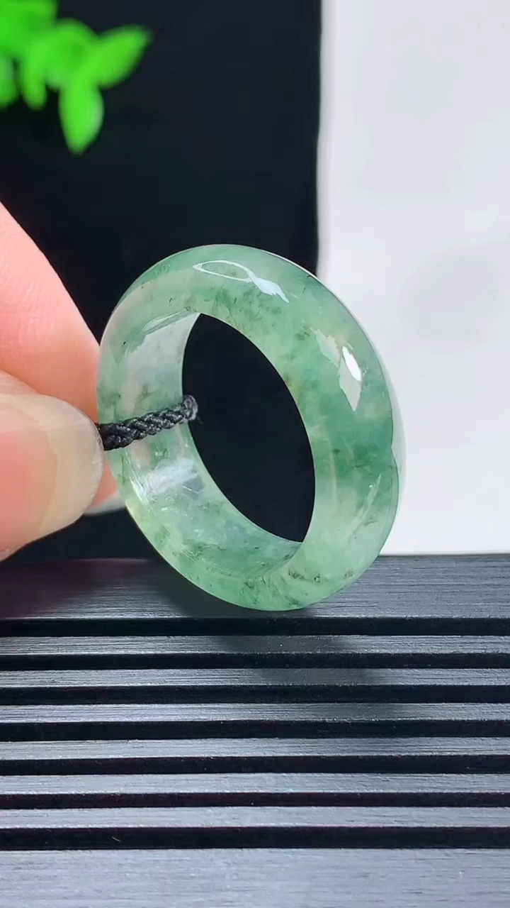 天然A货翡翠飘花玉指环 戒指，尺寸19-7-3.2 重量:5.03g2026年6月18日
工厂直销收