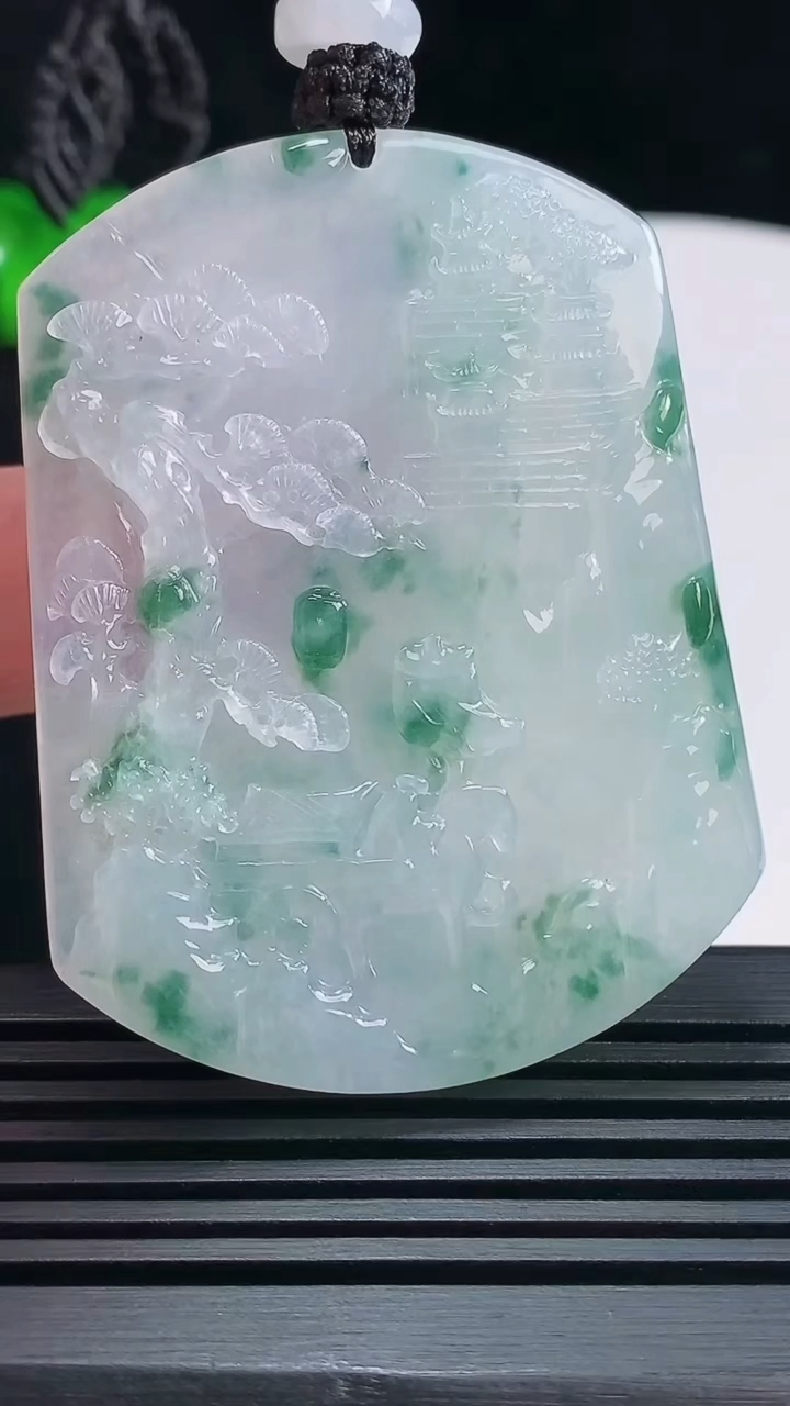 天然A货翡翠种飘花山水牌吊坠，尺寸55.6-43-5 重量:35.04g
6月18日