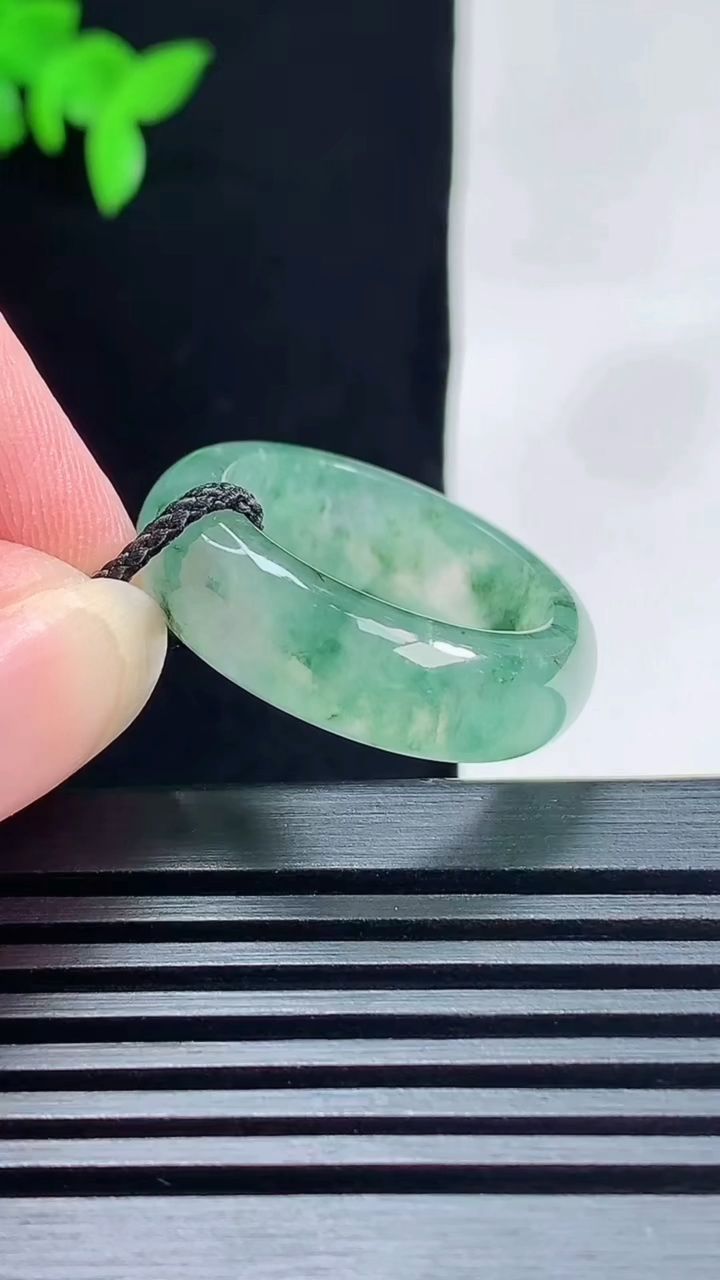 天然A货翡翠飘花玉指环 戒指，尺寸19-7-3.2 重量:5.03g2026年6月18日
工厂直销收藏佳品,种好水足，色泽均匀，有种有色，上手高大气！