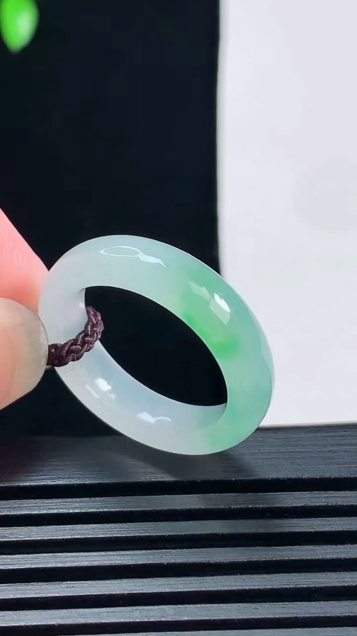 天然A货翡翠玉指环 戒指，尺寸17.8-5.2-3.2 重量:3.52g2026年6月18日
工厂直销收藏佳品,种好水足，色泽均匀，有种有色，上手高大气！