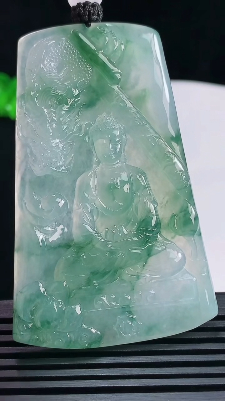 天然A货翡翠种飘花祥龙大日如来佛吊坠，尺寸68-43-5.5 重量:38.08g
6月18日