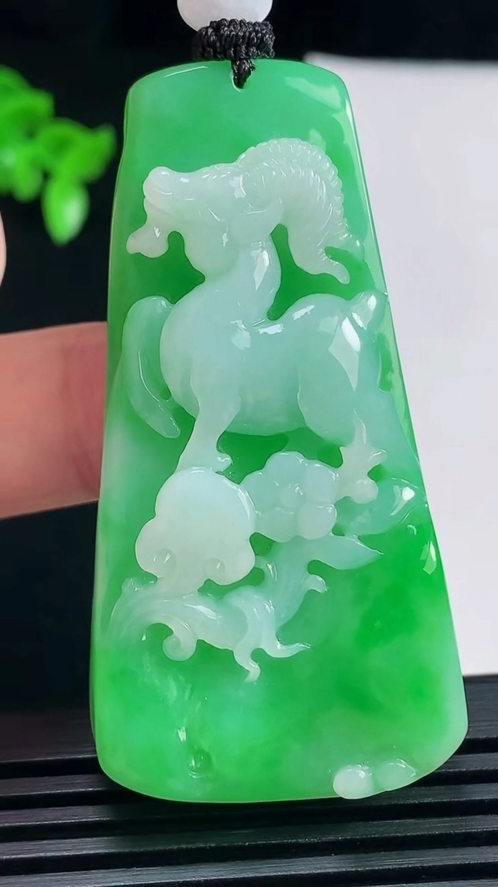 天然A货翡翠生肖羊牌吊坠，尺寸56.6-30-11 重量:42.66g
6月18日