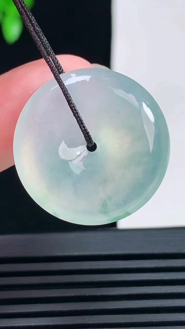 天然A货翡翠平安扣吊坠，尺寸25-5.6 重量:7.00g
6月18日