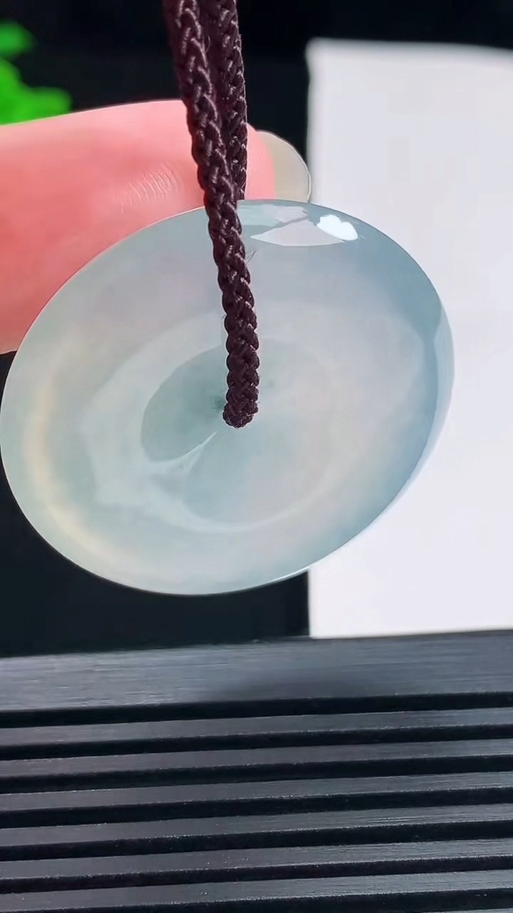 天然A货翡翠平安扣吊坠，尺寸33-5.6 重量:13.14g
6月18日