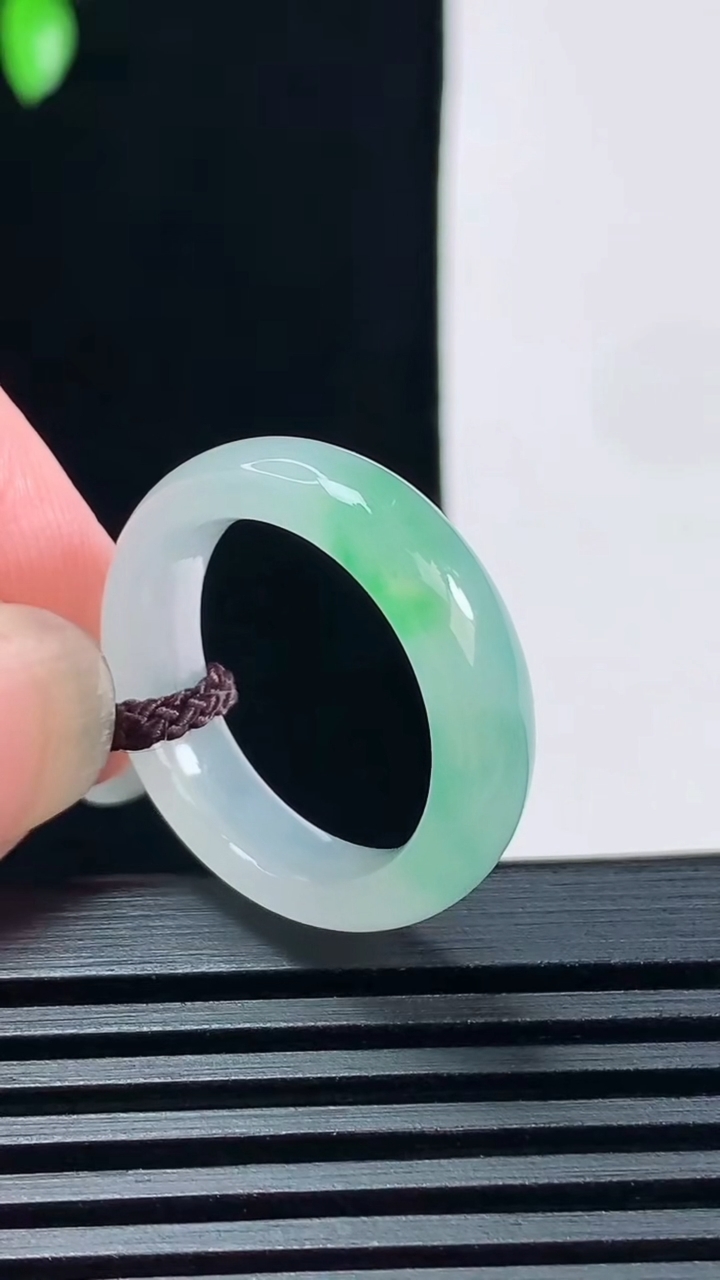 天然A货翡翠玉指环 戒指，尺寸17.8-5.2-3.2 重量:3.52g2026年6月18日
工厂直