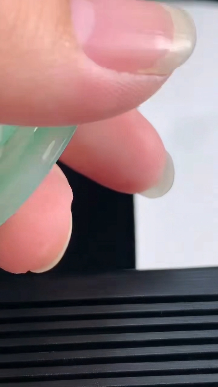天然A货翡翠如意吊坠，尺寸50-30.8-4 重量:12.10g
6月18日