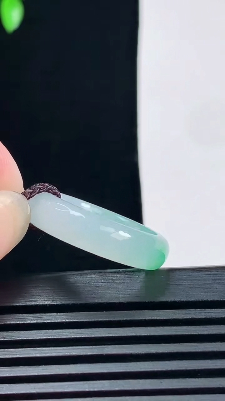 天然A货翡翠玉指环 戒指，尺寸17.8-5.2-3.2 重量:3.52g2026年6月18日
工厂直销收藏佳品,种好水足，色泽均匀，有种有色，上手高大气！