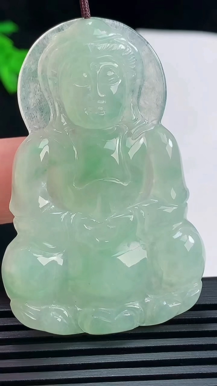 天然A货翡翠正装观音吊坠，尺寸55-36-5 重量:16.38g
6月18日