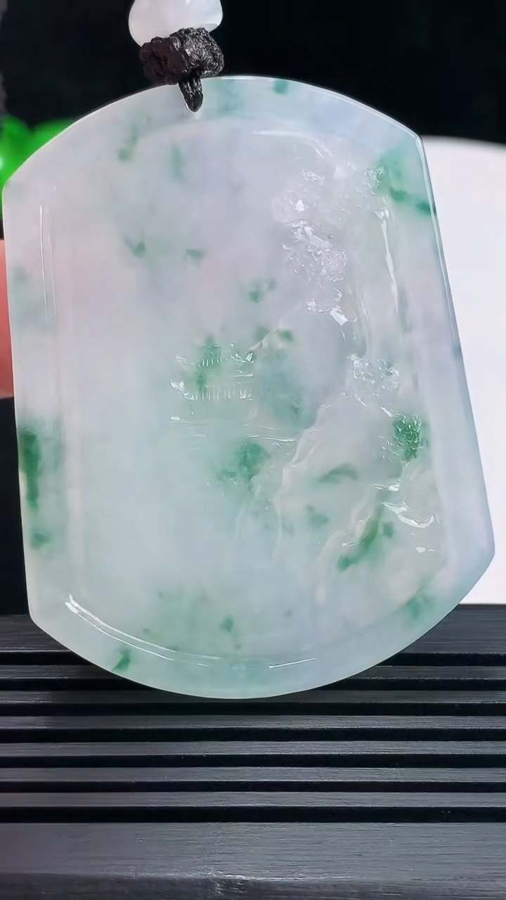 天然A货翡翠种飘花山水牌吊坠，尺寸55.6-43-5 重量:35.04g
6月18日