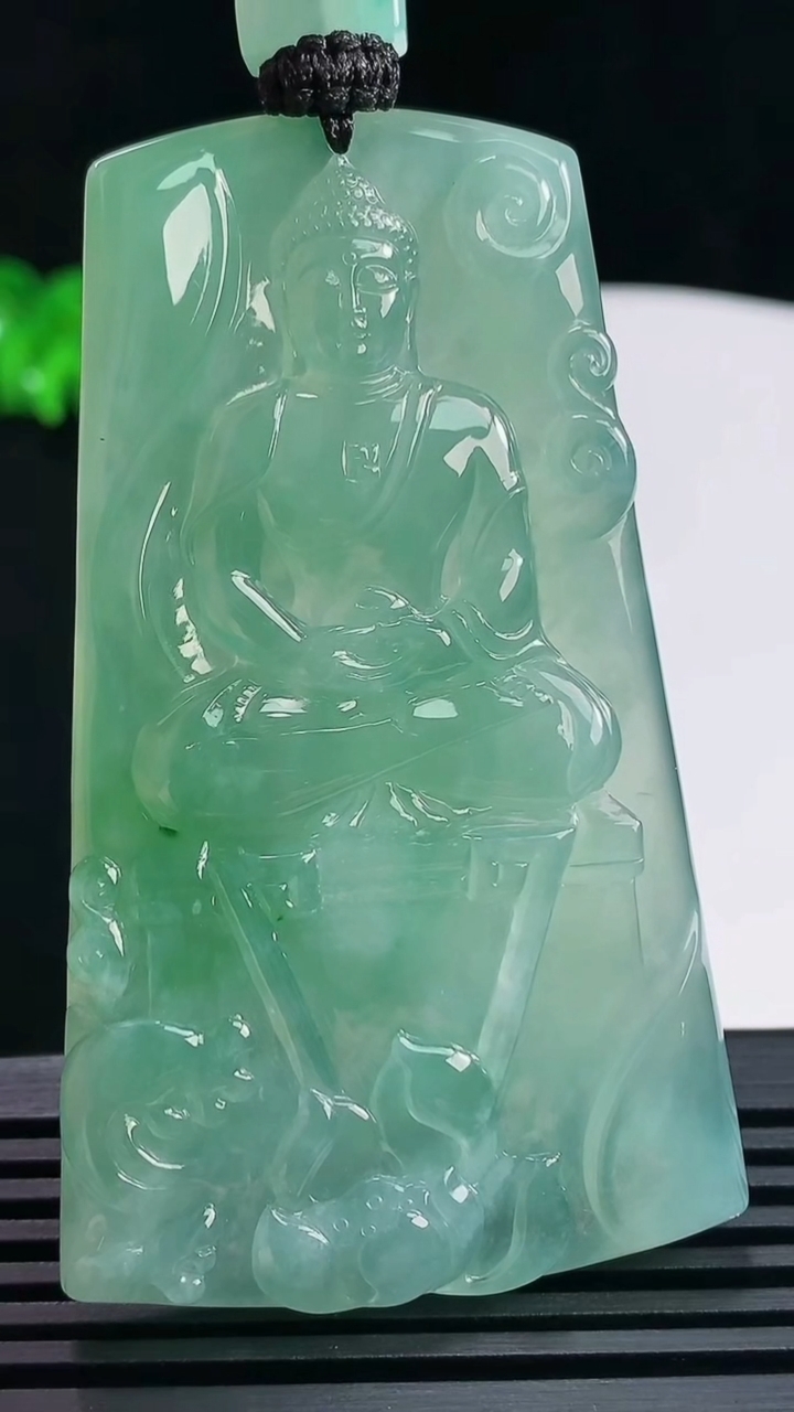 天然A货翡翠大日如来佛吊坠，尺寸66-39-5.2 重量:35.29g
6月18日