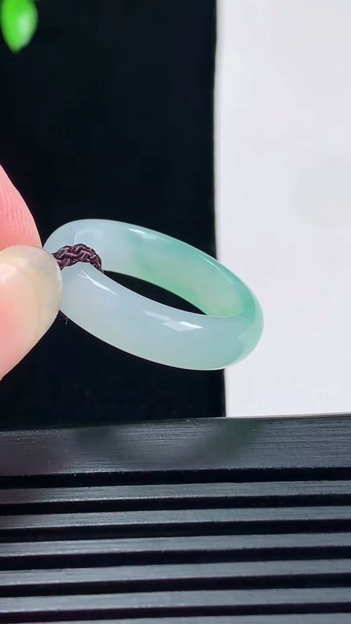 天然A货翡翠玉指环 戒指，尺寸17.8-5.2-3.2 重量:3.52g2026年6月18日
工厂直销收藏佳品,种好水足，色泽均匀，有种有色，上手高大气！