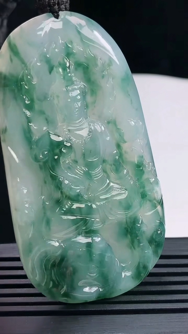 天然A货翡翠种飘花普贤菩萨吊坠，尺寸70-39-5.8 重量:39.63g
6月18日