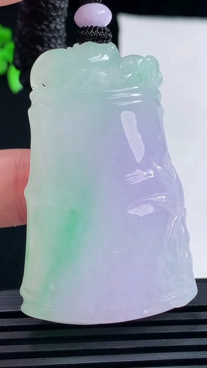 天然A货翡翠春带彩 紫罗兰节节高升 竹节吊坠，尺寸49.5-33.8-12 重量:43.03g
6月