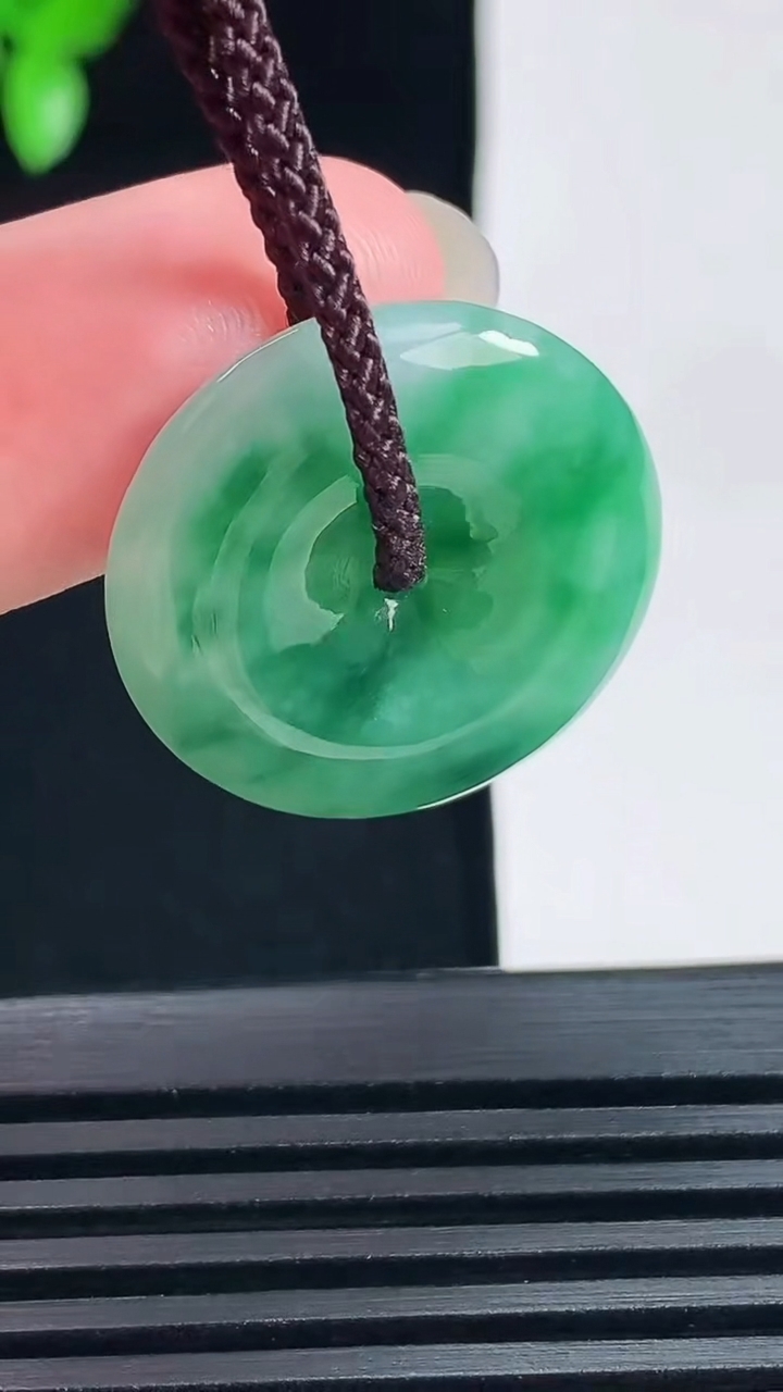 天然A货翡翠平安扣吊坠，尺寸23.6-5.2 重量:6.16g
6月18日