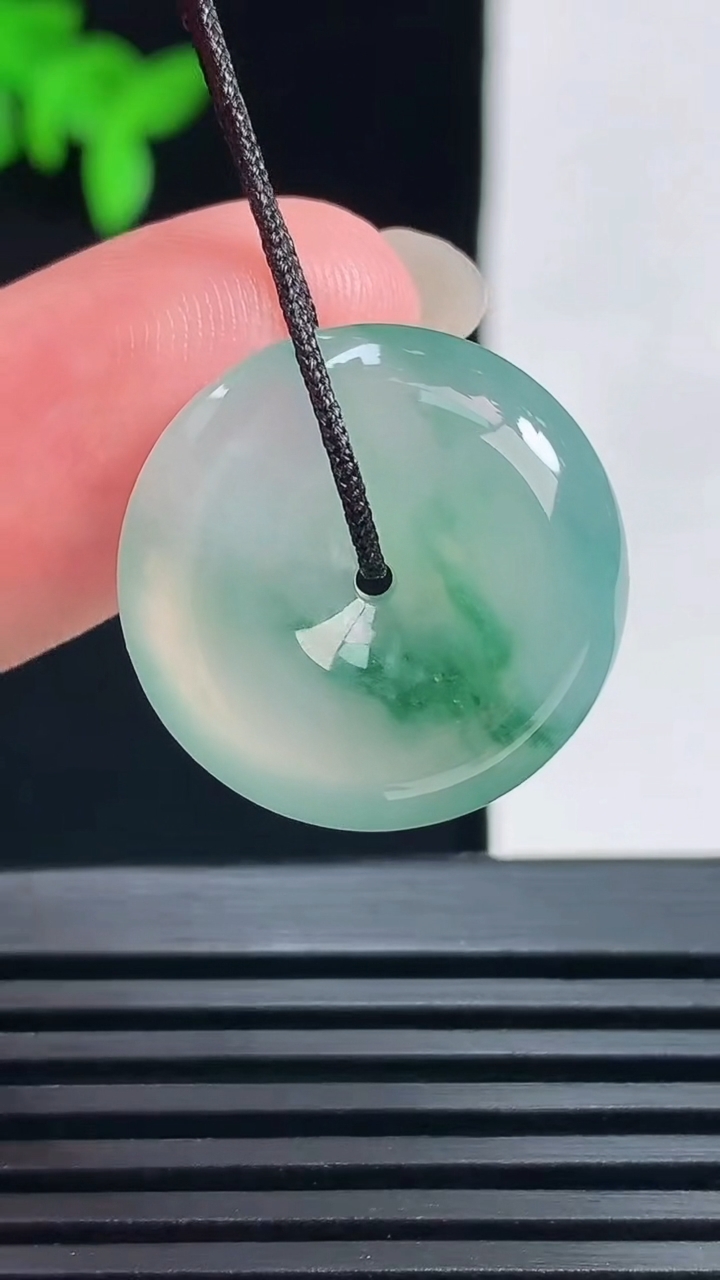 天然A货翡翠冰种飘花平安扣吊坠，尺寸20.5-6 重量:5.00g
6月18日