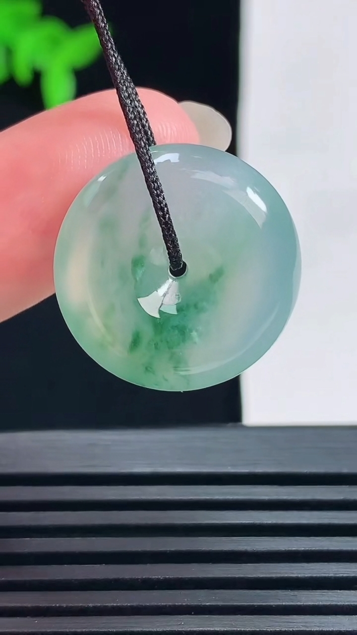 天然A货翡翠冰种飘花平安扣吊坠，尺寸20.5-6 重量:5.00g
6月18日
