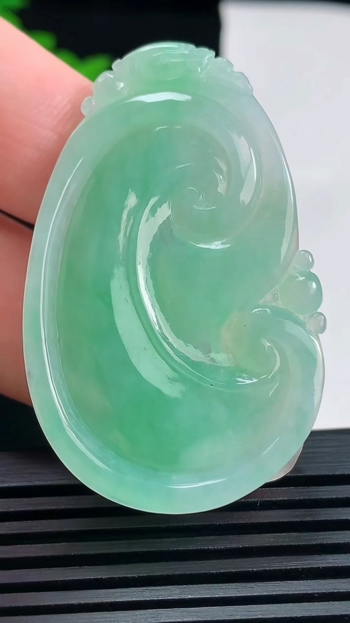 天然A货翡翠如意吊坠，尺寸50-30.8-4 重量:12.10g
6月18日