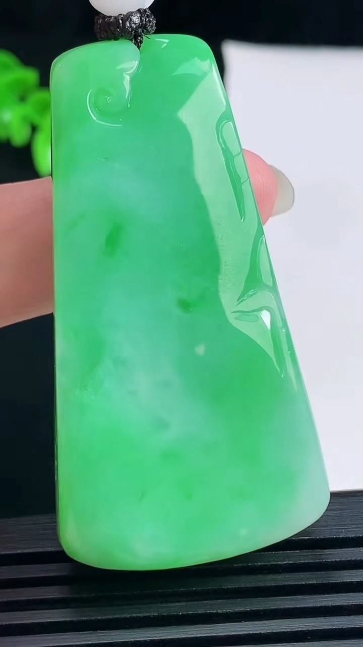 天然A货翡翠生肖羊牌吊坠，尺寸56.6-30-11 重量:42.66g
6月18日