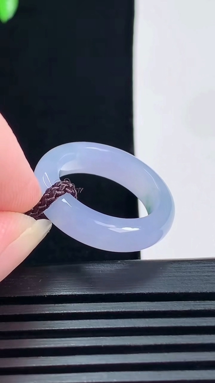天然A货翡翠种紫罗兰 飘花玉指环 戒指，尺寸16.5-5.2-3.6 重量:3.84g2026年6月18日
工厂直销收藏佳品,种好水足，色泽均匀，有种有色，上手高大气！