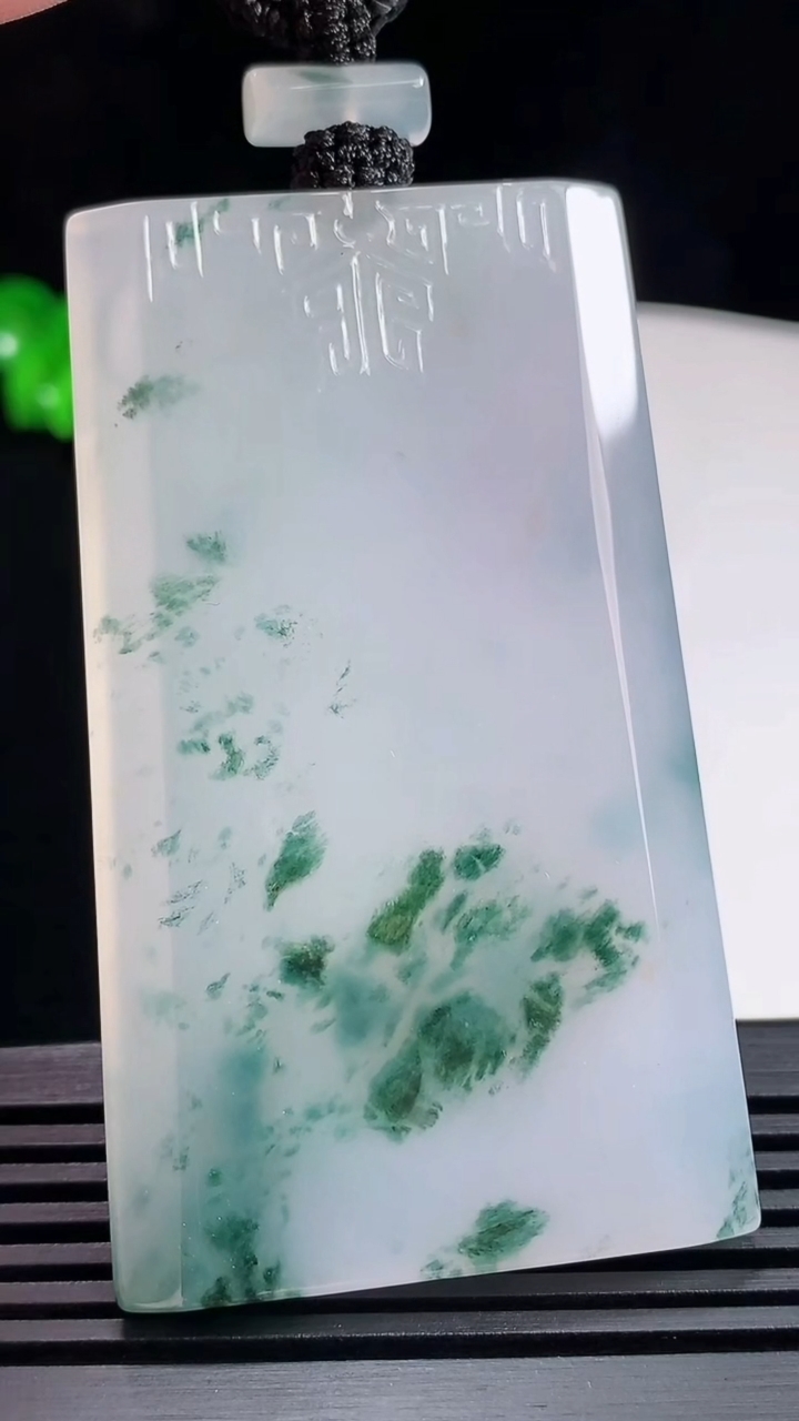 天然A货翡翠种飘花仿古无事牌吊坠，尺寸64-38-5.8 重量:49.83g
6月18日