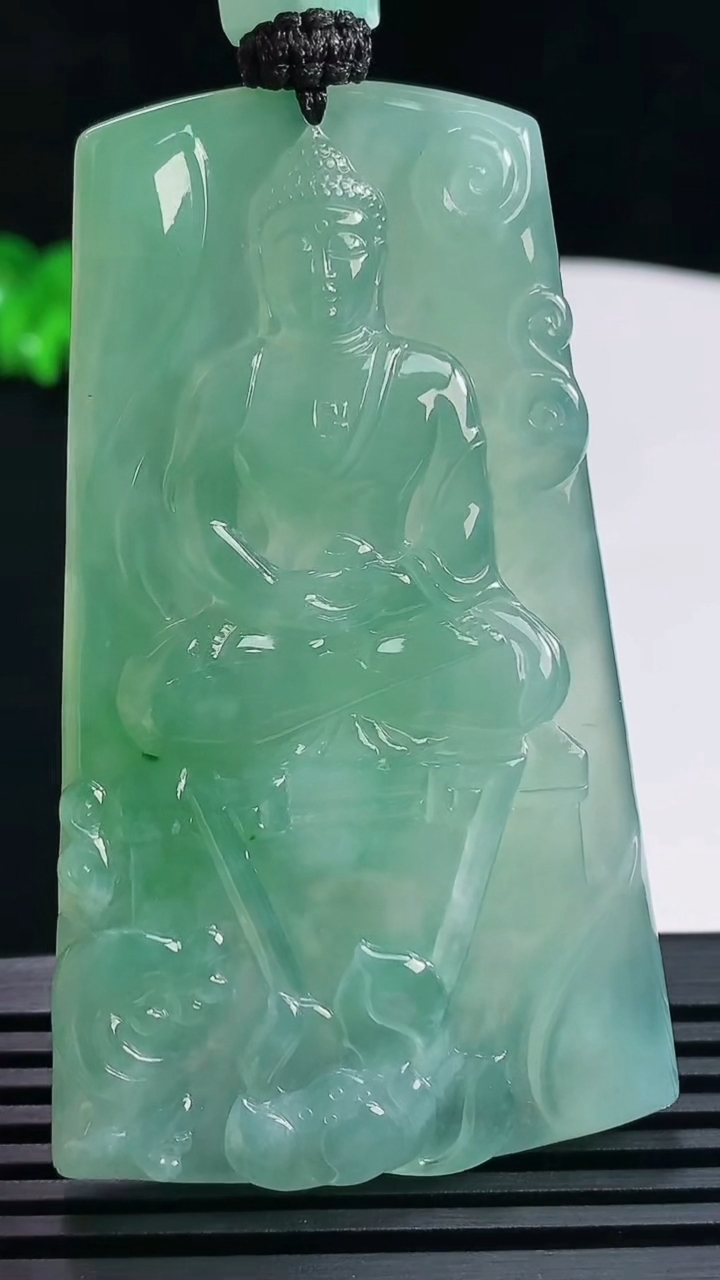 天然A货翡翠大日如来佛吊坠，尺寸66-39-5.2 重量:35.29g
6月18日