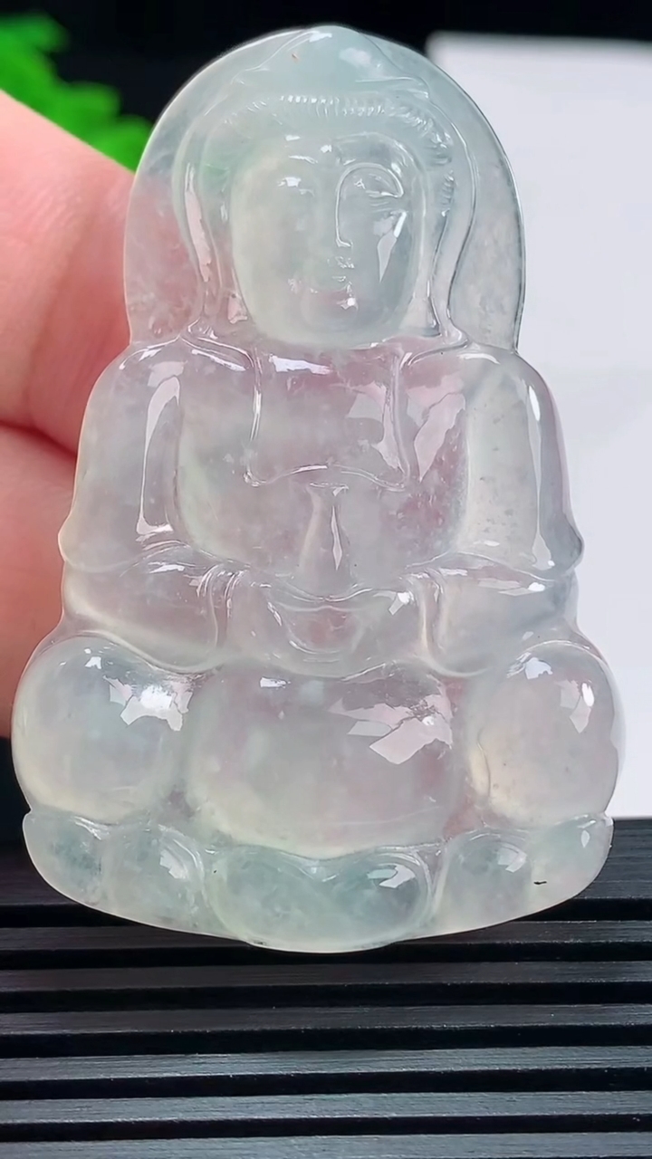 天然A货翡翠正装观音吊坠，尺寸52-34-5.6 重量:16.46g
6月18日