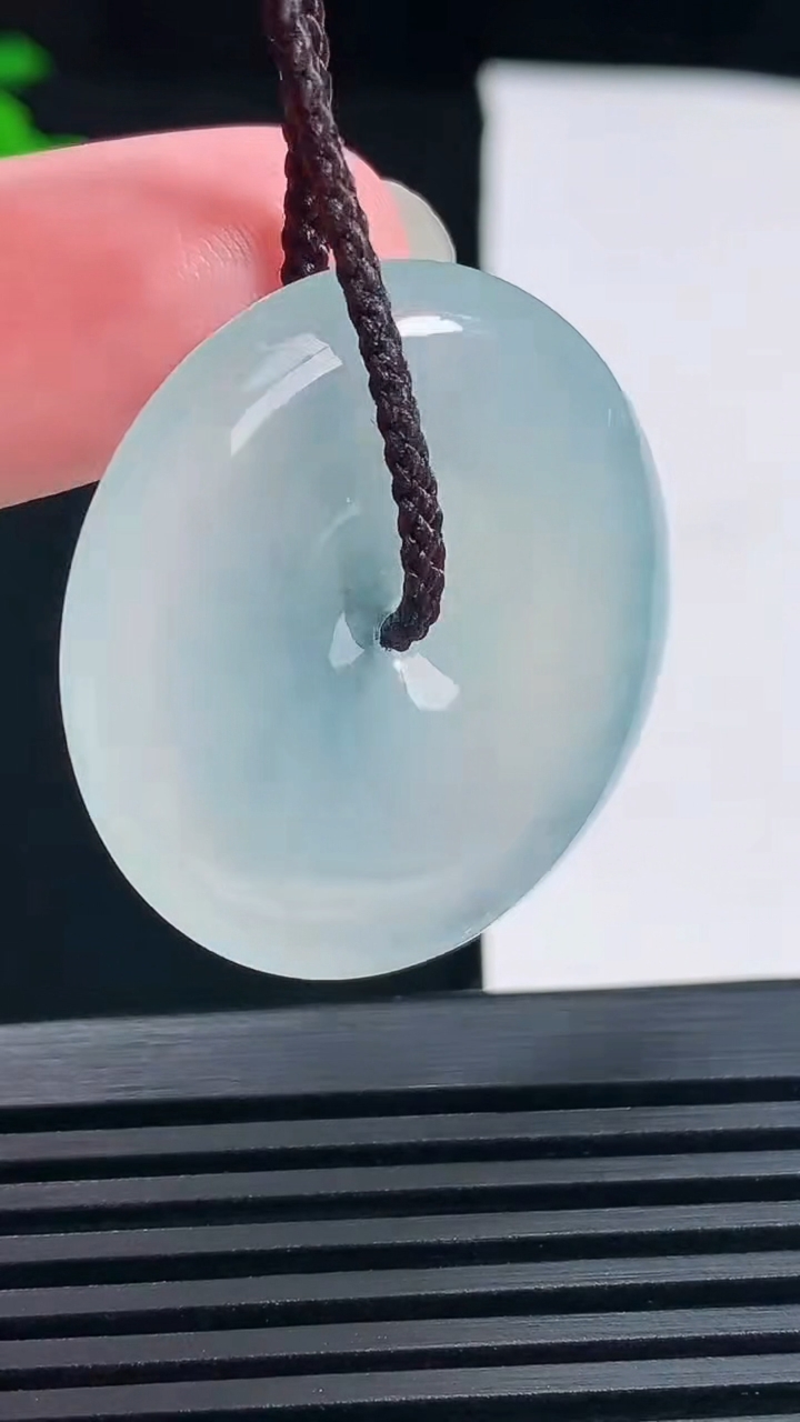 天然A货翡翠平安扣吊坠，尺寸33-5.6 重量:13.14g
6月18日
