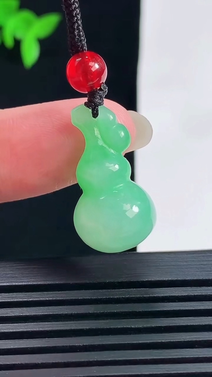 天然A货翡翠葫芦吊坠，尺寸23-12.8-13 重量:6.05g
6月18日
