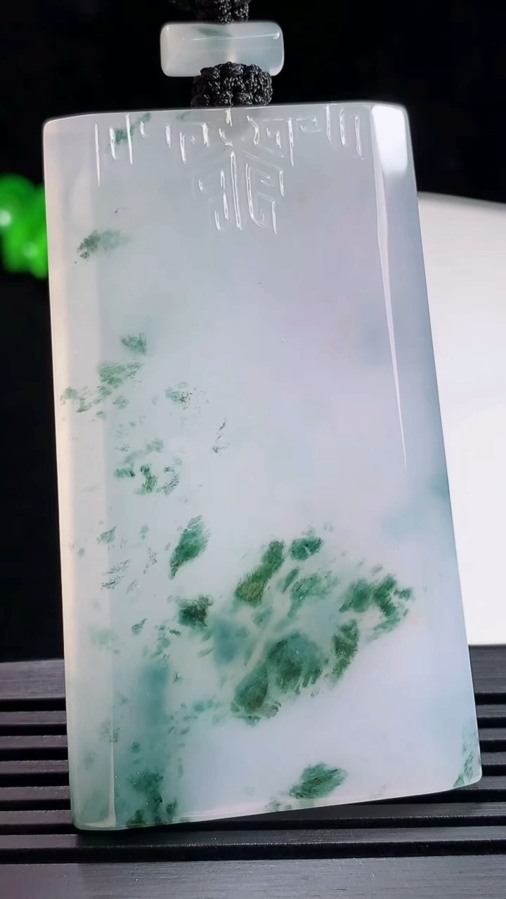天然A货翡翠种飘花仿古无事牌吊坠，尺寸64-38-5.8 重量:49.83g
6月18日