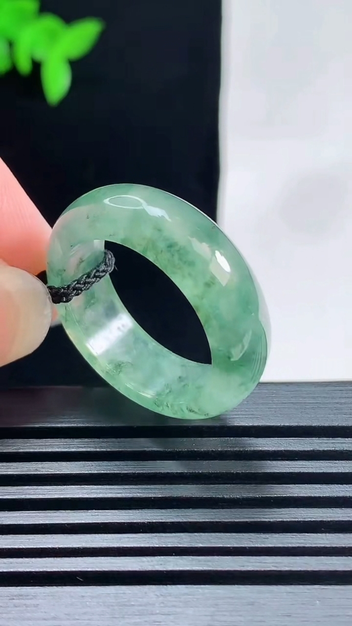 天然A货翡翠飘花玉指环 戒指，尺寸19-7-3.2 重量:5.03g2026年6月18日
工厂直销收藏佳品,种好水足，色泽均匀，有种有色，上手高大气！