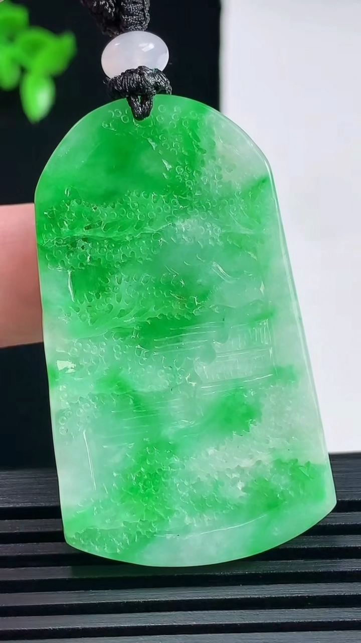 天然A货翡翠山水牌吊坠，尺寸49-28.5-5.5 重量:20.96g
6月18日