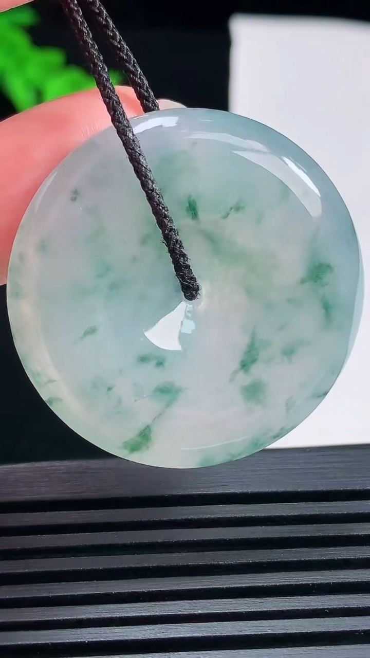 天然A货翡翠冰种飘花平安扣吊坠，尺寸36-5.8 重量:16.44g
6月18日