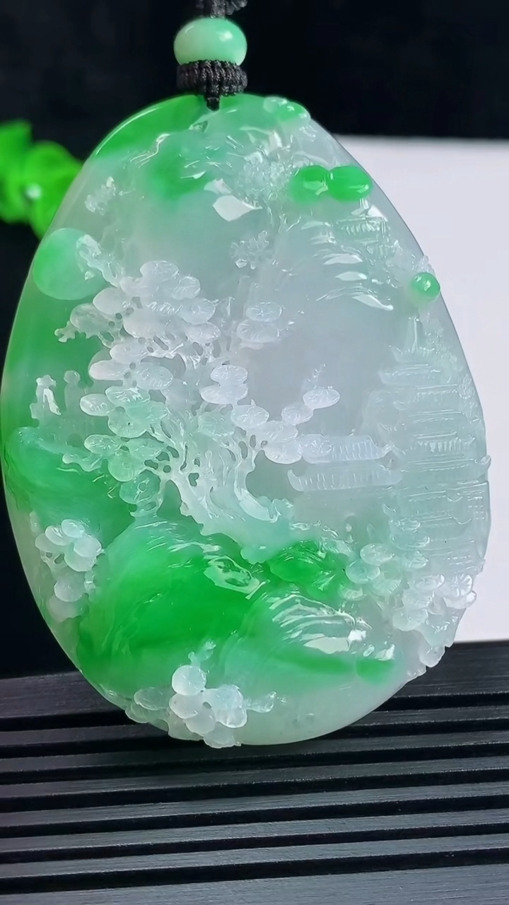 天然A货翡翠山水牌吊坠，尺寸64-48-9 重量:56.33g
6月18日