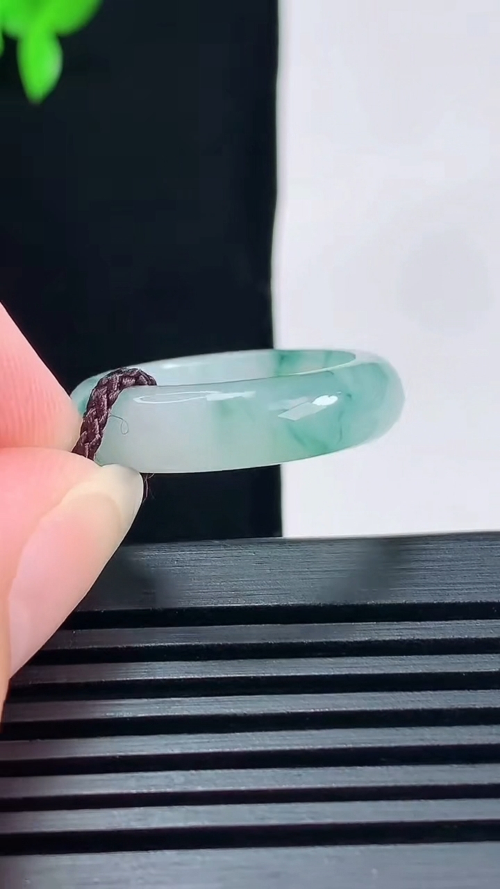 天然A货翡翠冰种飘花玉指环 戒指，尺寸18-5.6-3.5 重量:4.00g2026年6月18日
工厂直销收藏佳品,种好水足，色泽均匀，有种有色，上手高大气！