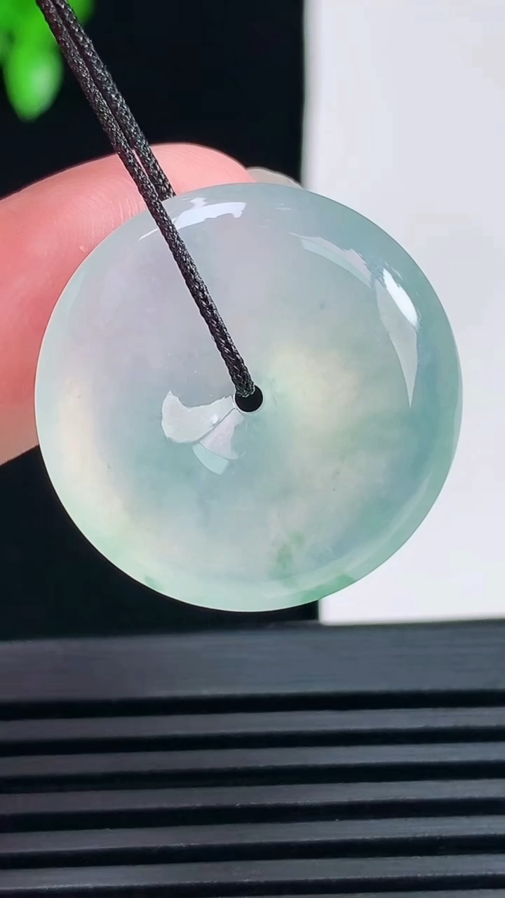 天然A货翡翠平安扣吊坠，尺寸25-5.6 重量:7.00g
6月18日