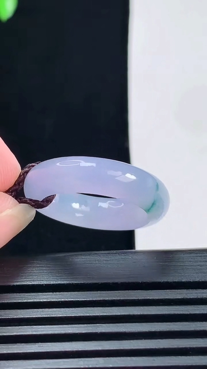 天然A货翡翠种紫罗兰 飘花玉指环 戒指，尺寸16.5-5.2-3.6 重量:3.84g2026年6月18日
工厂直销收藏佳品,种好水足，色泽均匀，有种有色，上手高大气！