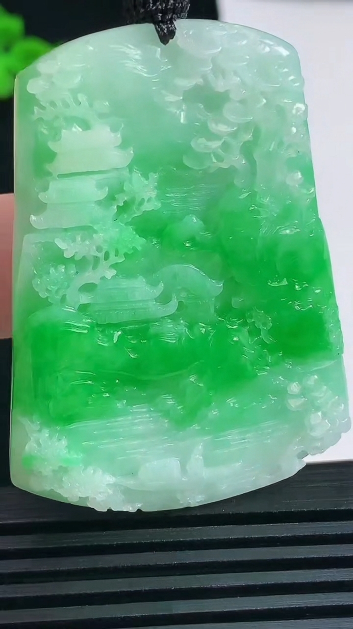 天然A货翡翠山水牌吊坠，尺寸51.5-38-5 重量:24.75g
6月18日