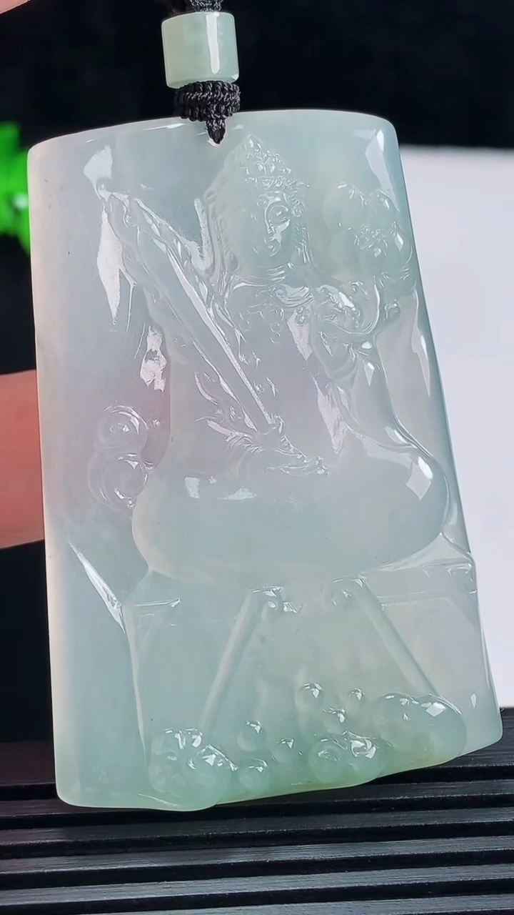 天然A货翡翠虚空藏菩萨吊坠，尺寸59-39-5.8 重量:36.80g
6月18日