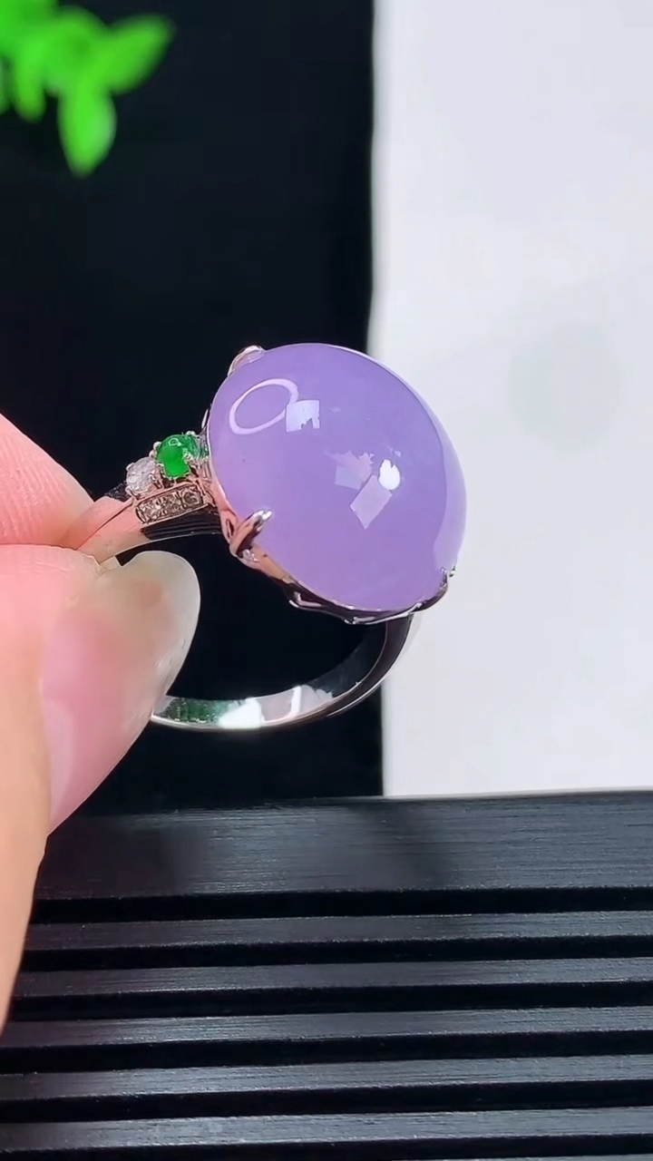 天然A货翡翠种紫罗兰蛋面戒指，尺寸18-16.5-14.5-9 重量:5.68g2026年6月18日
工厂直销收藏佳品,种好水足，色泽均匀，有种有色，上手高大气！