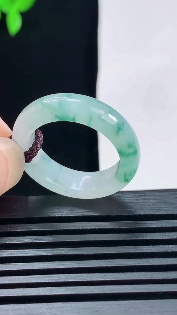 天然A货翡翠冰种飘花玉指环 戒指，尺寸18-5.6-3.5 重量:4.00g2026年6月18日
工厂直销收藏佳品,种好水足，色泽均匀，有种有色，上手高大气！