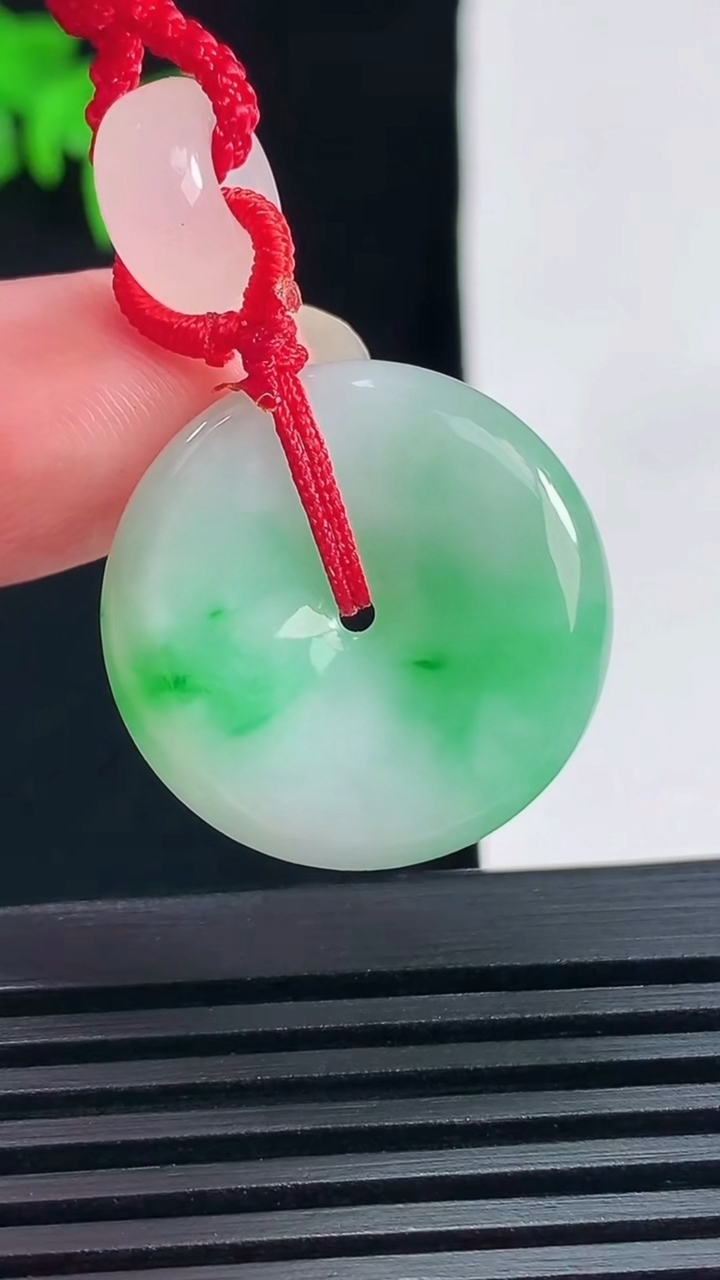 天然A货翡翠平安扣吊坠，尺寸23-5 重量:8.81g
6月18日