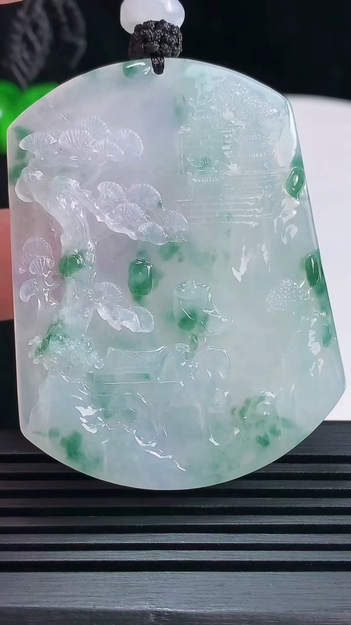 天然A货翡翠种飘花山水牌吊坠，尺寸55.6-43-5 重量:35.04g
6月18日